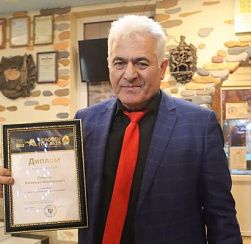 Ресторатор из Колпино получил звание «Человек года» за своё большое сердце Ресторатор из Колпино получил звание «Человек года» за своё большое сердце