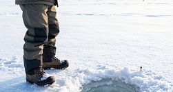 Двое рыбаков провалились под лёд озера Облуцкое Двое рыбаков провалились под лёд озера Облуцкое