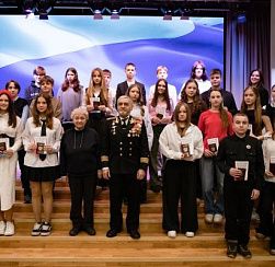 В Доме молодёжи «Колпинец» вручили паспорта юным гражданам России В Доме молодёжи «Колпинец» вручили паспорта юным гражданам России