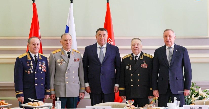 Полномочный представитель Президента России в СЗФО Игорь Руденя и губернатор Александр Беглов поздравили ветеранов и бойцов СВО